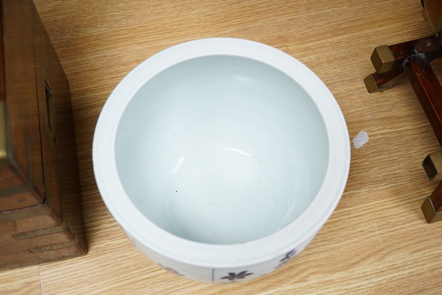 A Chinese blue and white jardiniere, 22cm in diameter